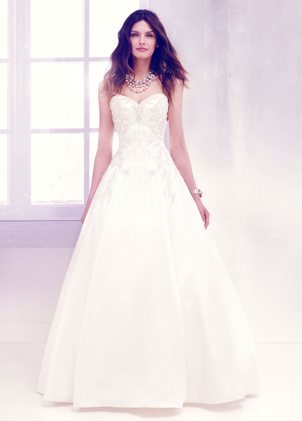 lovelle-lazaro-kolekcia-svadobné-šaty-satén-vyšívané-korzet-tvar srdca