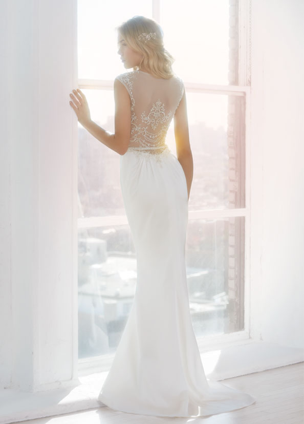 svadobné šaty 2014 biela-hladká-v-výstrih-ilúzia-chrbát-vyšívané
