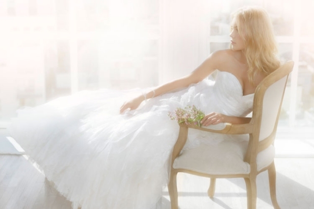 ti-adora-svadobne saty-biela-dlha-cipka-A-linka-tyl-bez ramena-bez-srdiecka-krk-stuha-pas