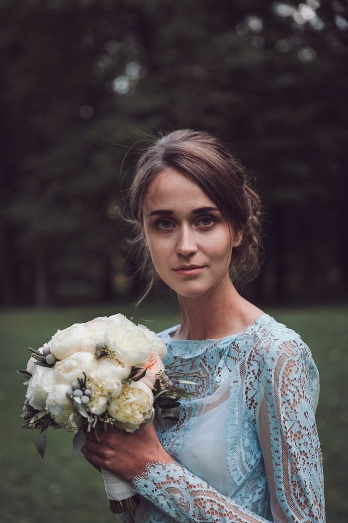 Čipkované detaily svadobných šiat vytvárajú dievčenský vzhľad svadobné šaty rukávy čipka detaily s dlhým rukávom updo svadba