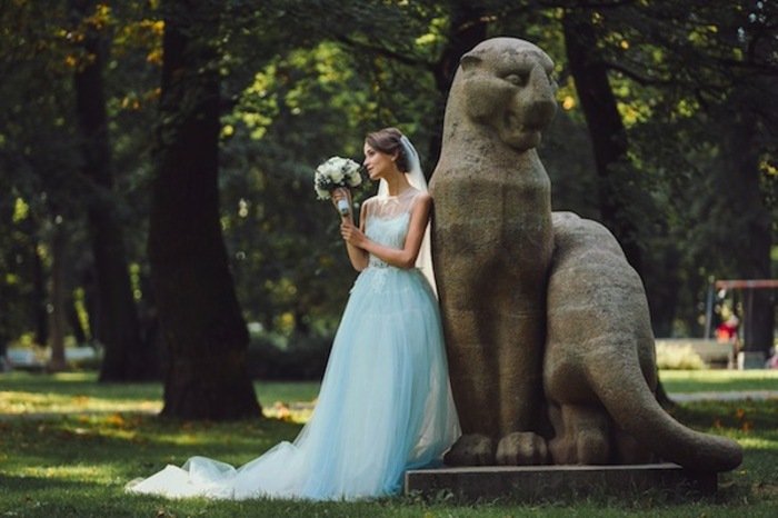 Dizajn svadobných šiat v modrej farbe pochádza od Katya Katya Shehurina svadobné šaty dámska kytica svetlo modrá romantická