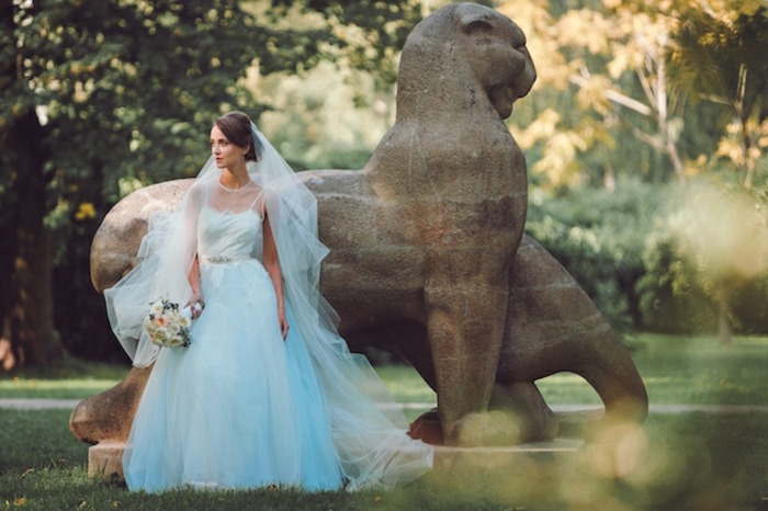 Svadobné šaty v modrej farbe pre originálny a jemný vzhľad romantické svadobné šaty závoj plesové šaty svadobný nápad