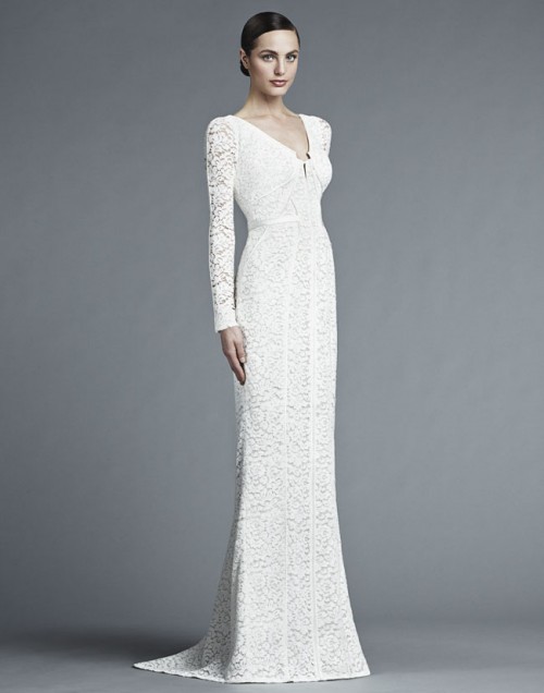 splývavá línia celá z čipky zvýrazňuje pás