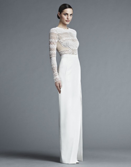 nádherné svadobné šaty čipkované dlhé rukávy jednoduché detaily sukne