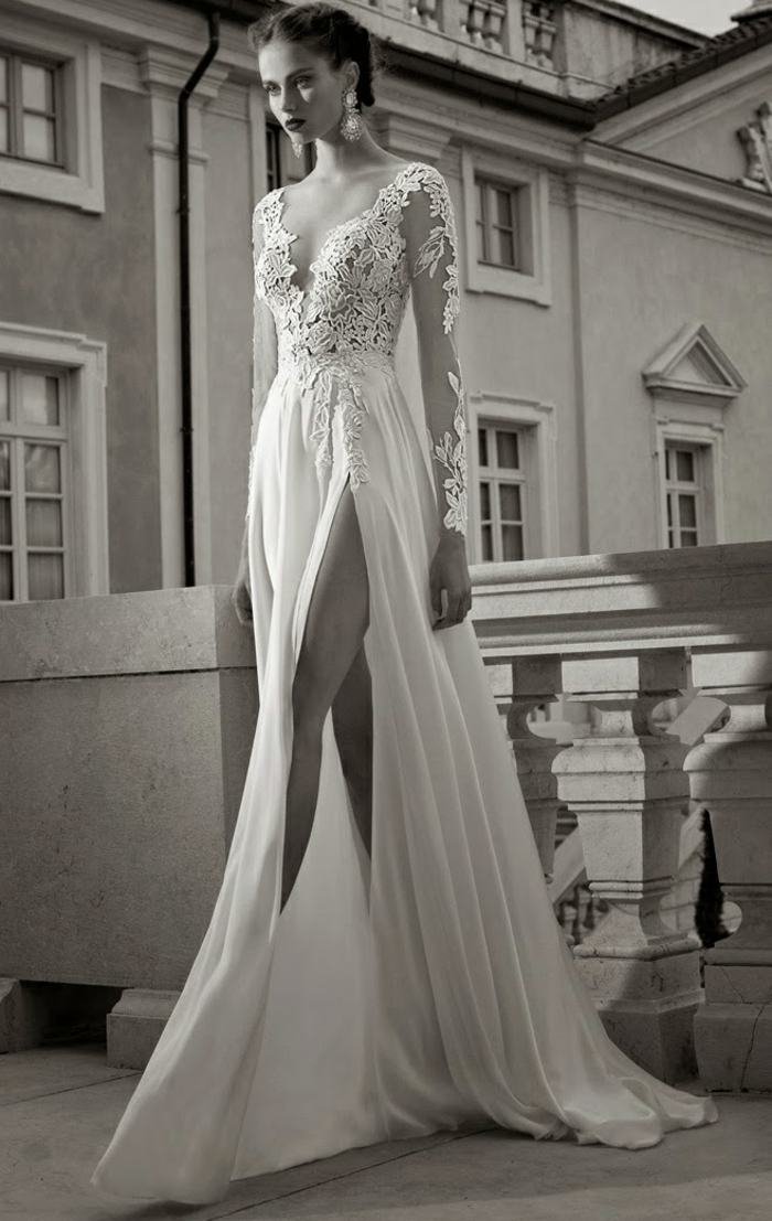 Svadobný satén s láskyplne zdobenou čipkou zdobené-čipky-a-prvky-s-výstrihom-na nohe-vľavo