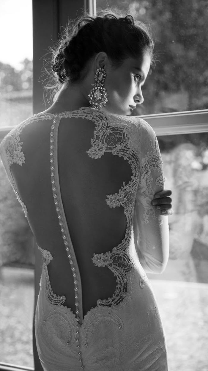 zakomponované perly bohaté na vyšívané prvky zdobené-čipky-a-tyl-s-perlami-pozdĺž-chrbtice