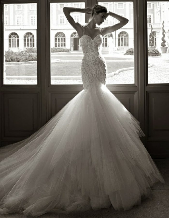 široké krstné šaty z tylu a čipky s tenkými ramienkami Šaty z tylu-široké-a-vyšívané-čipky