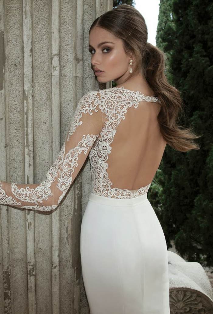 na stĺpe hradu svadobné rúcho zo saténu a čipky Šaty z taftu a čipky bohato zdobené