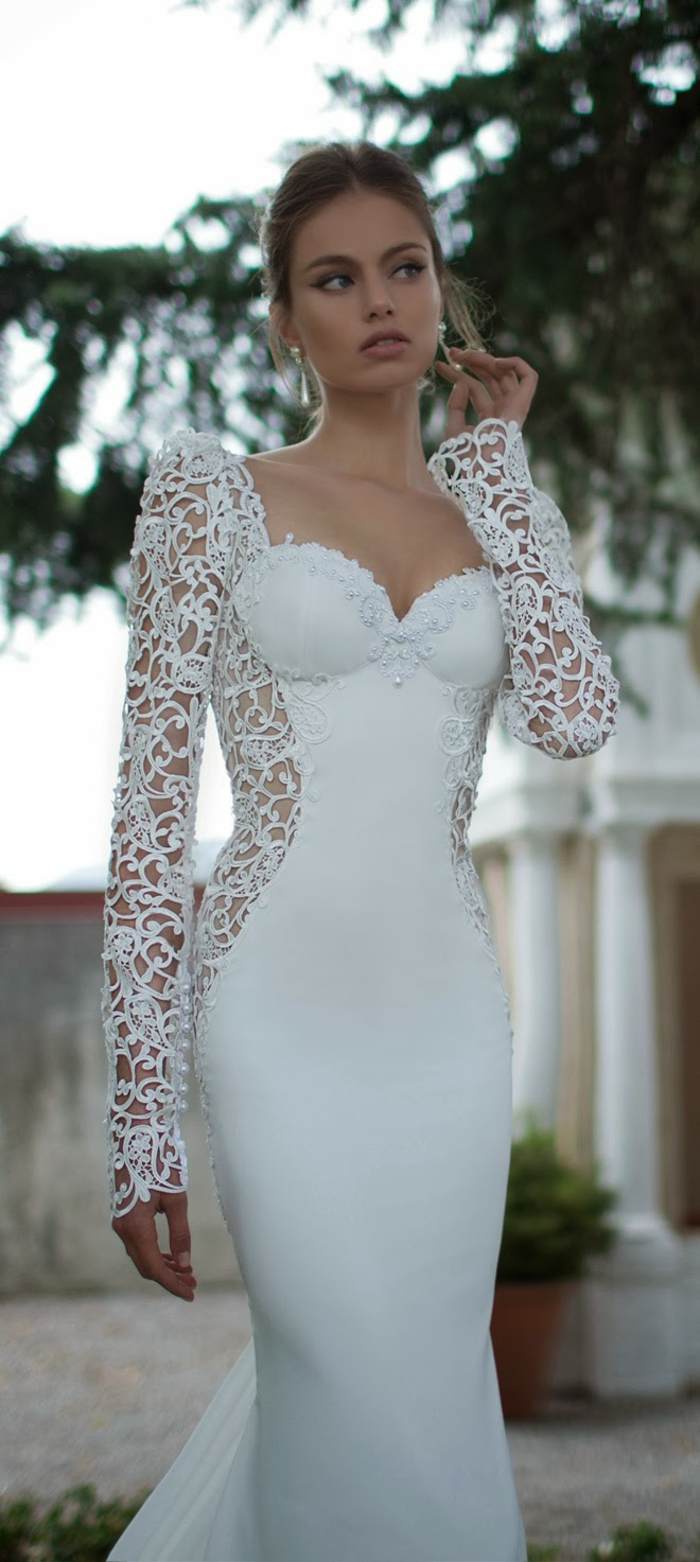 Šaty objímajúce postavu so zdobenou čipkou zo svadobného saténu Šaty vyrobené zo saténu-zdobené-prvky-zvýrazňujúce postavu