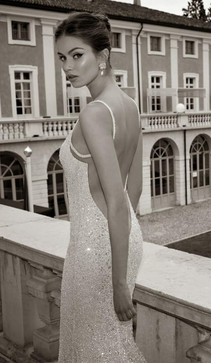 čiernobiele foto očarujúce šaty s trblietkami Pozadie-hrad-moderné-šaty-s-trblietkou-látkou