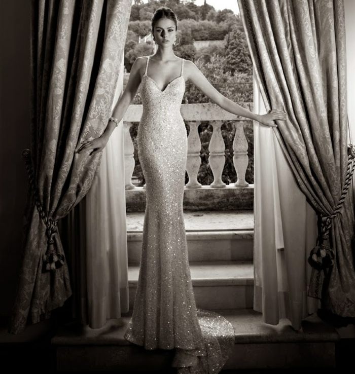 Šaty v popredí na historickom pozadí Šaty na zem-dĺžka-vyrobené z-trblietavého materiálu-bohato potlačené