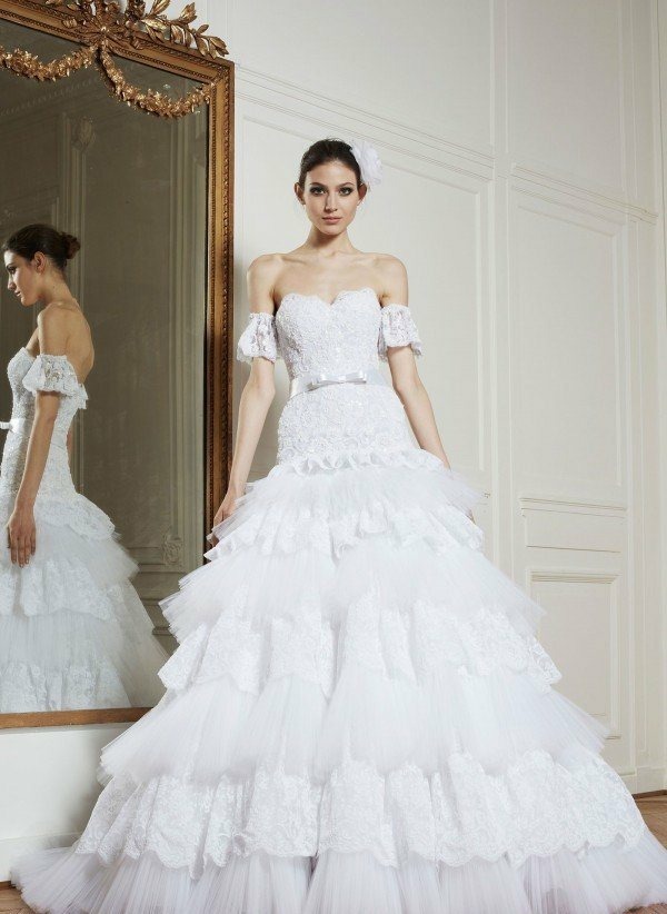 Svadobné šaty mimo pleca od Zufair Murad s ozdobenou čipkou Vodopádové šaty z tylu a šifónu