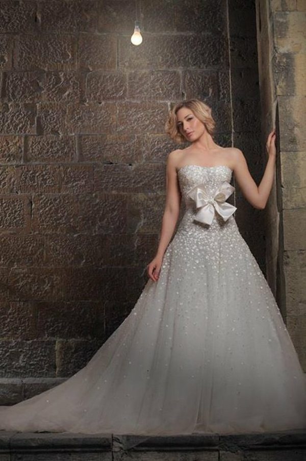 veľká mašlička v páse mimo ramenné šaty od Murad šaty cez plece s ozdobenou čipkou a mašličkou