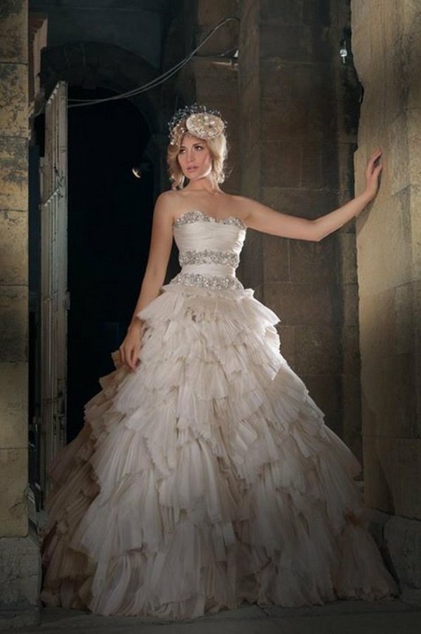 Vodopádové šaty v krémovo bielej farbe s vlasovými doplnkami Dizajnérske šaty so záhybmi ako vodopád