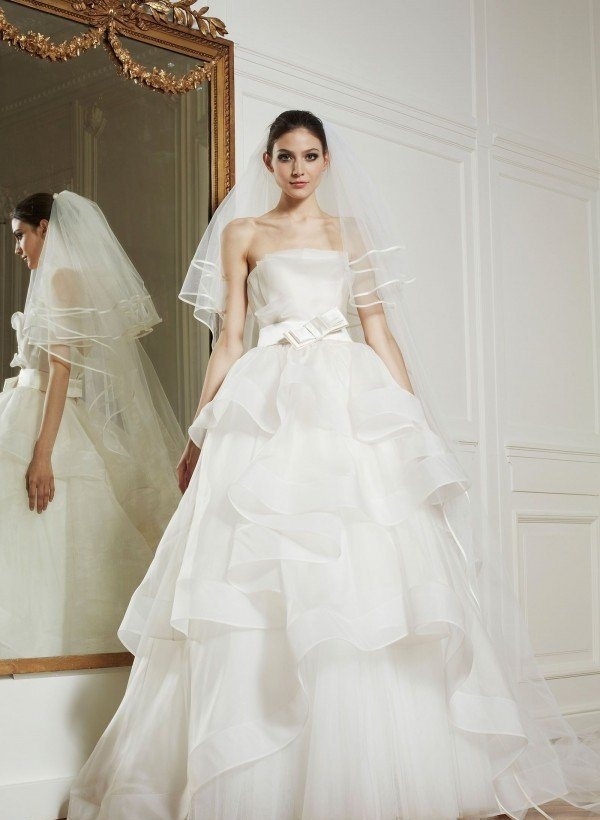 Svadobné šaty cez rameno od Zuhaira Murada so saténovým závojom a mašličkou Svadobné šaty s niekoľkými vrstvami v snehovo bielej farbe