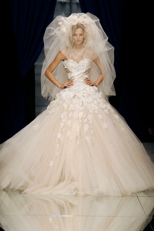 Svadobné šaty z tylu a zdobených lupeňov ruží Krémovo-biela-Kledi-zo-Zuhair-Murad-s-zdobenou čipkou