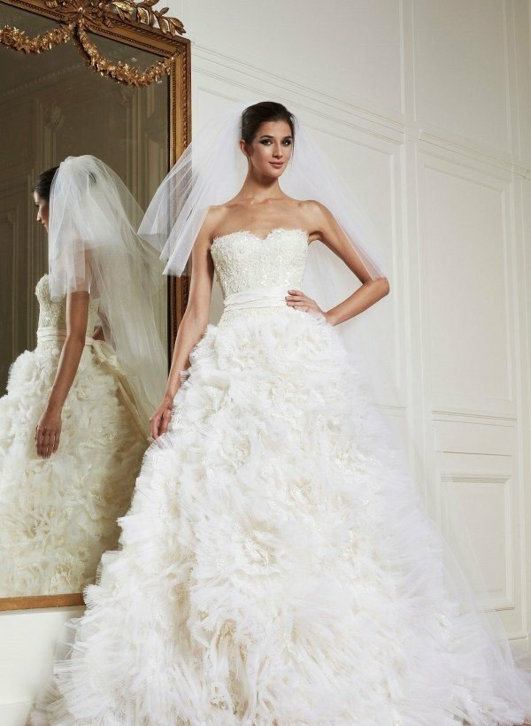 Svadobné šaty bez ramena so živôtikom a vlečkou Svadobné šaty so závojom a šatami bez ramienok