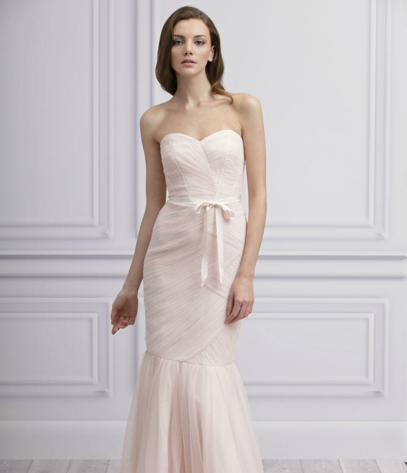 Svadobná móda v jemnej ruži s akcentom na opasku svadobná móda 2014/2015 ružový farebný pásový akcent bez ramienok