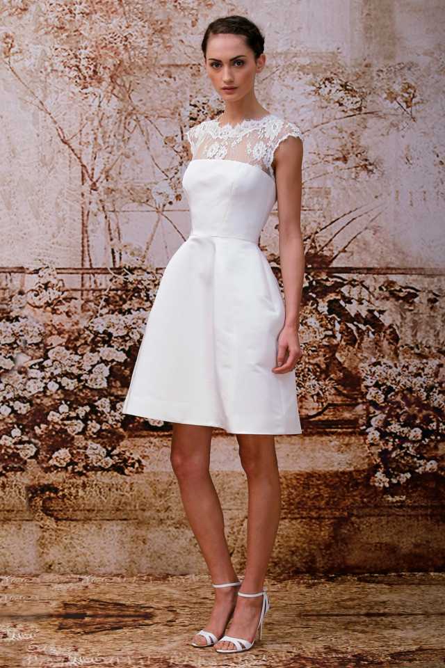 krátke šaty z čipky s vyvýšenou sukňou, vysoké topánky Čipka so zvýšenou sukňou vysoké topánky z tkaného saténu