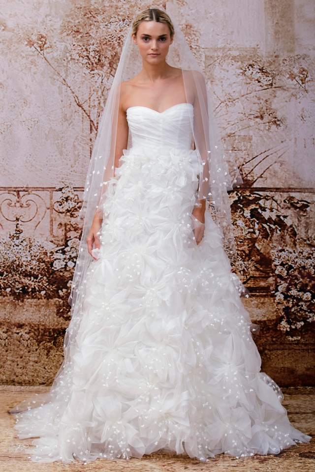 Volánové šaty s volánmi a volánmi, romantický Volánové volány, dlhý luk, romantické plánovanie svadby