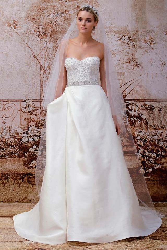 Svadobné šaty trúbka štýlové prevedenie biele kamienky Biele štrasové kamienky nad pútkom bez ramienok v štýlovom dizajne