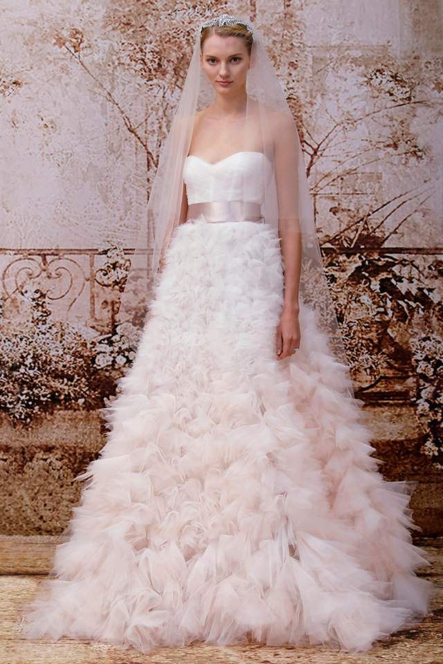 Perie zdobené šaty, vysoký pás, saténová stužka, srdiečkový výstrih Šaty saténová stužka s vysokým pásom, dekoltovým výstrihom