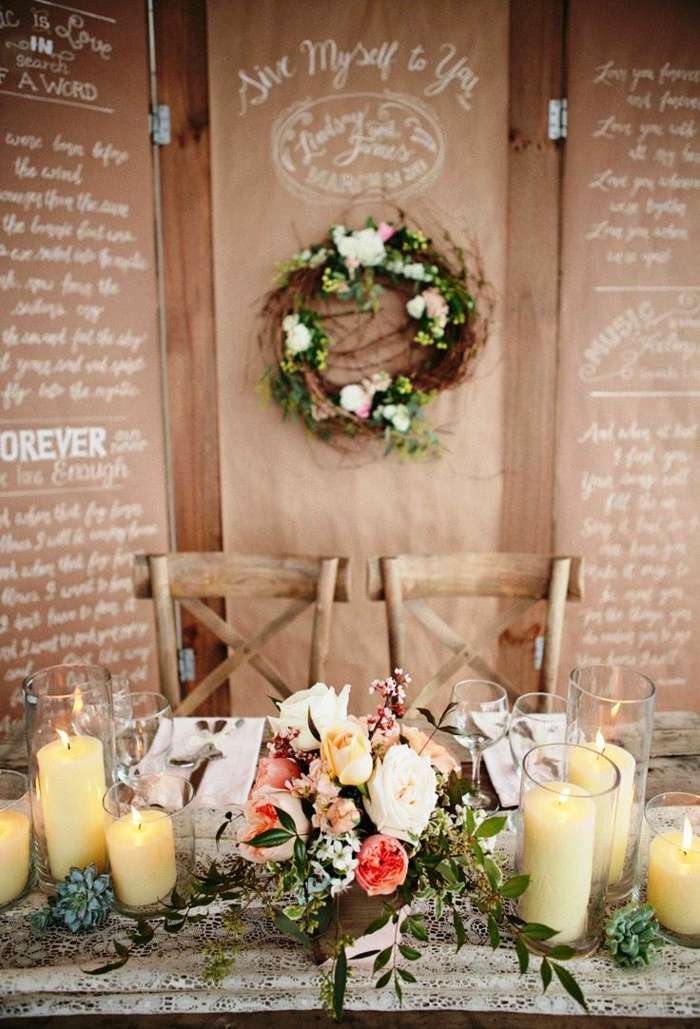 rustikálne dekorácie na stôl sviečky vinobranie aranžovanie nevesty a ženícha