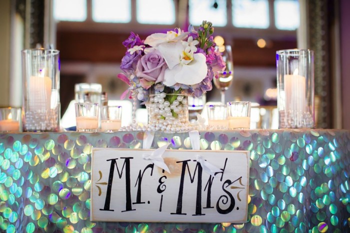 nevesta a ženích dekorácia stolu obrus trblietky modrá kytica fialová