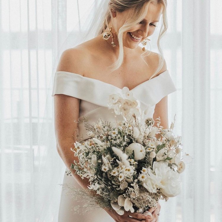 Svadobná kytica v bielej farbe s lunáriou a harmančekom