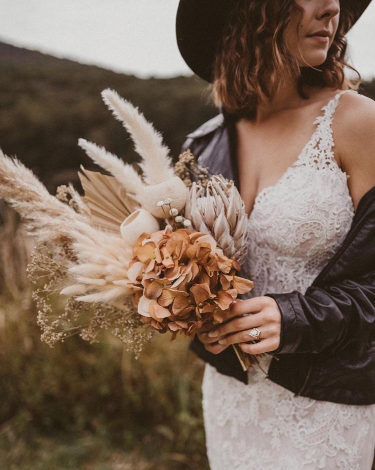 Svadobná kytica zo sušených kvetov Protea Hydrangea a Co v béžovej farbe