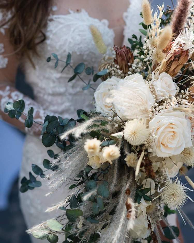 svadobná kytica veľká s eukalyptom a bielymi ružami