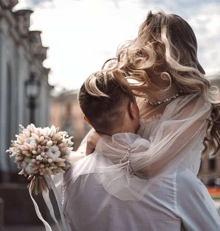 svadobná kytica nadýchaných suchých kvetov v pastelových farbách