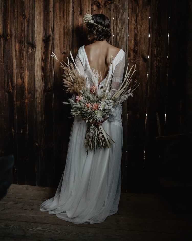 Svadobná kytica s dlhými stonkami na svadbu boho