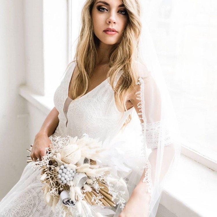 Svadobná kytica z bielych sušených kvetov v prírodnom vzhľade