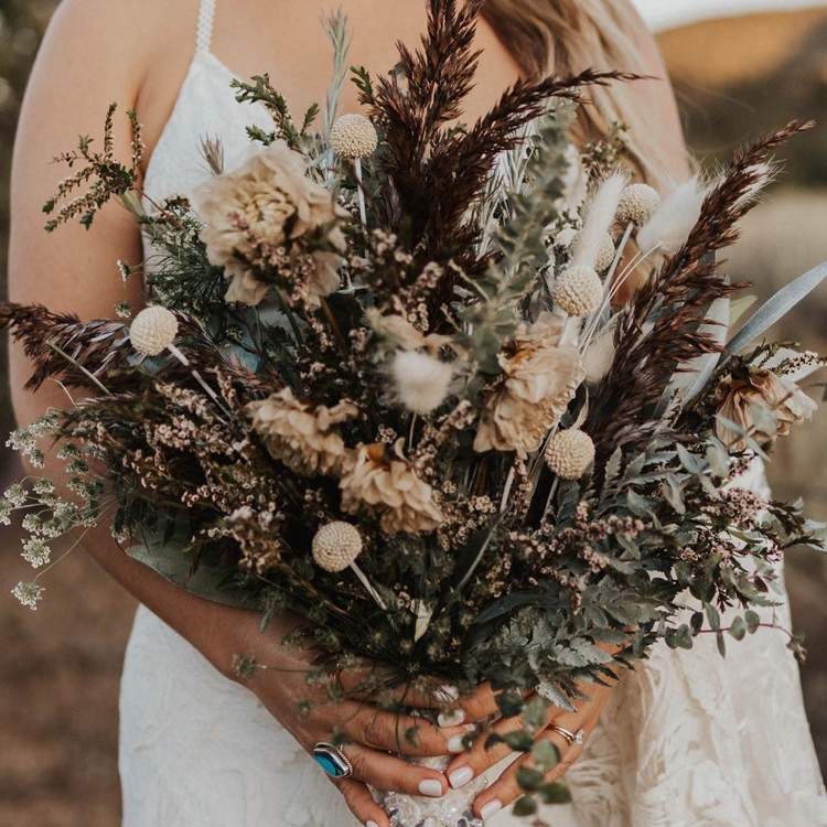svadobná kytica boho letná craspedia, georgíny a trávy