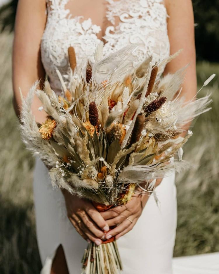 svadobná kytica zo suchých kvetov v béžovej a oranžovej farbe