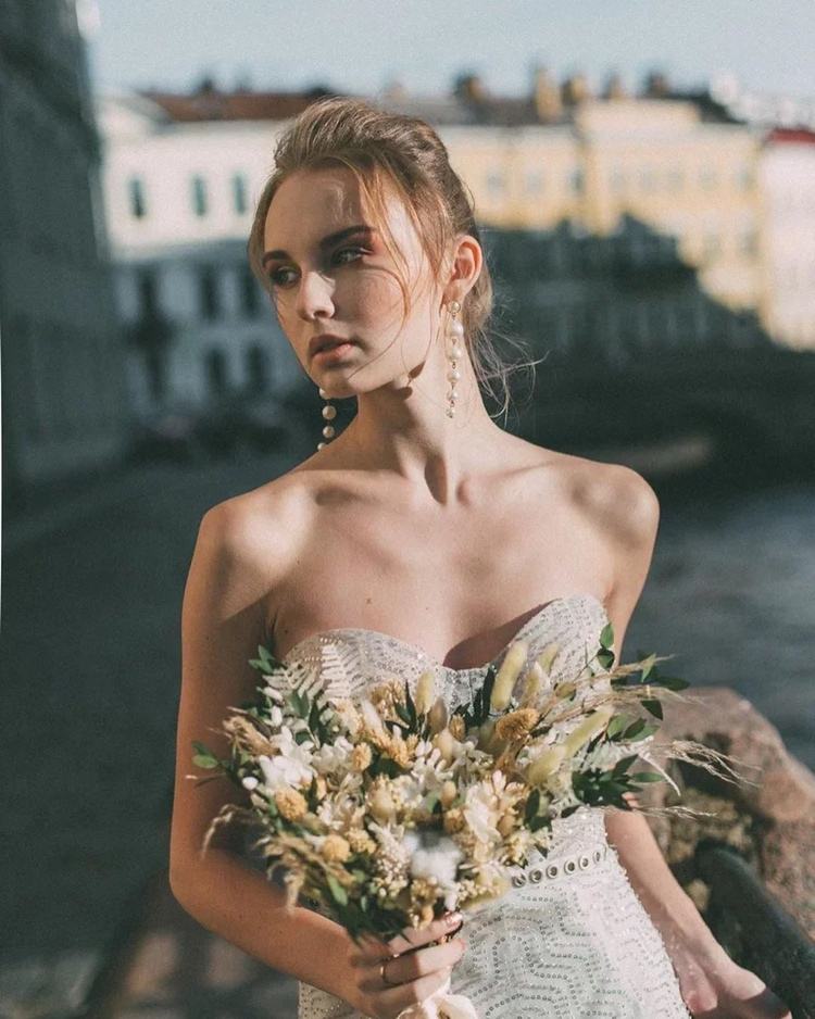 svadobná kytica boho leto v béžovej a zelenej farbe