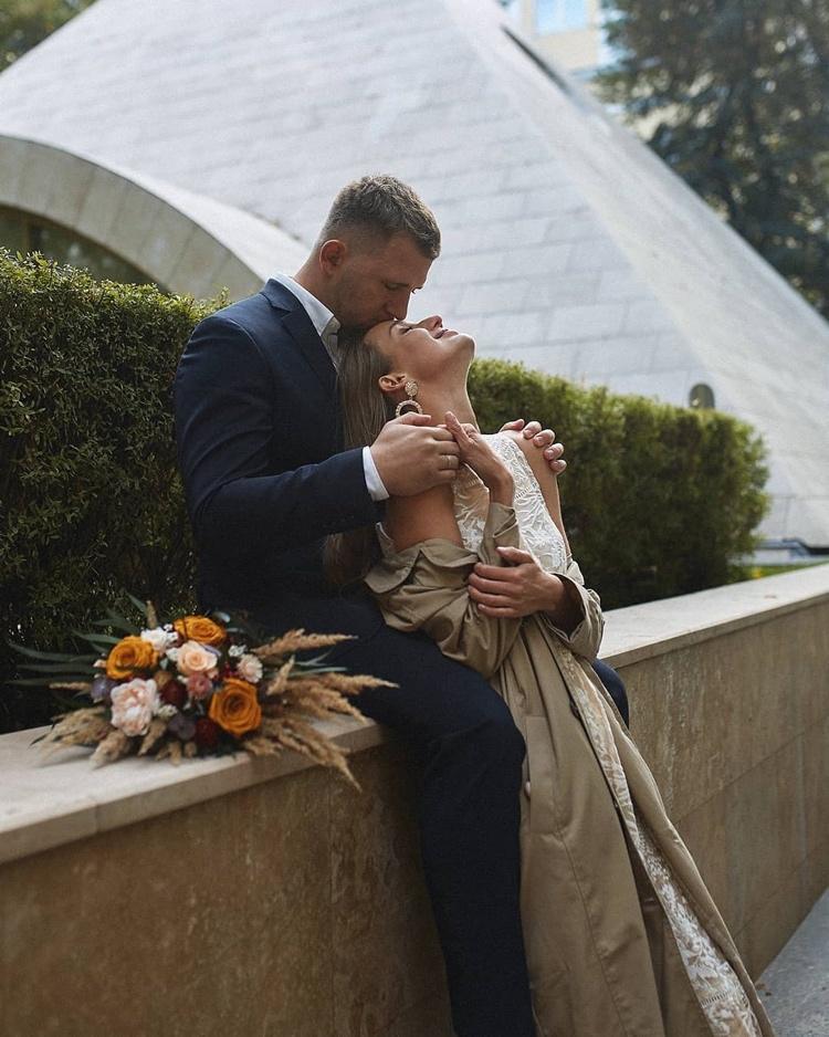 svadobná kytica boho jeseň v oranžovo červenej a béžovej farbe