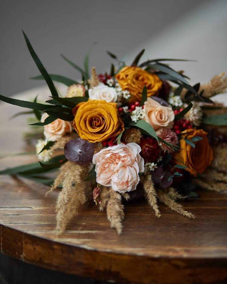 kytica suchých kvetov v oranžovej, fialovej, béžovej a červenej farbe