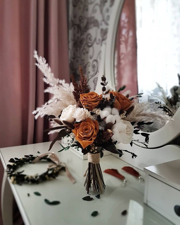 Svadobná kytica v štýle boho vintage s ružovou trávou a bavlnou