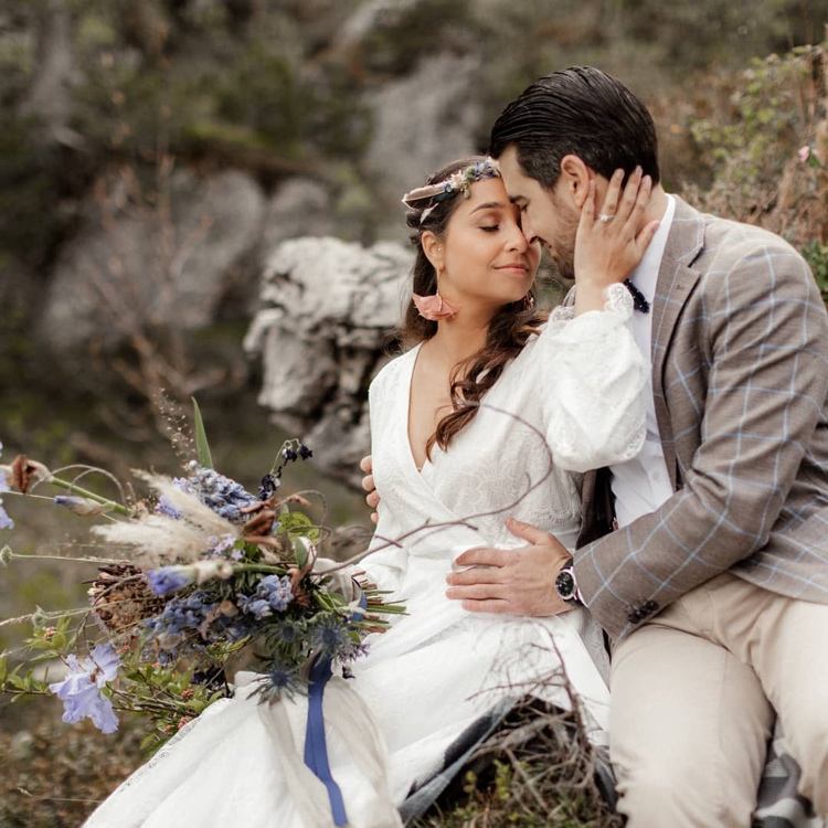 svadobná móda boho vintage a svadobná kytica vo fialovej farbe