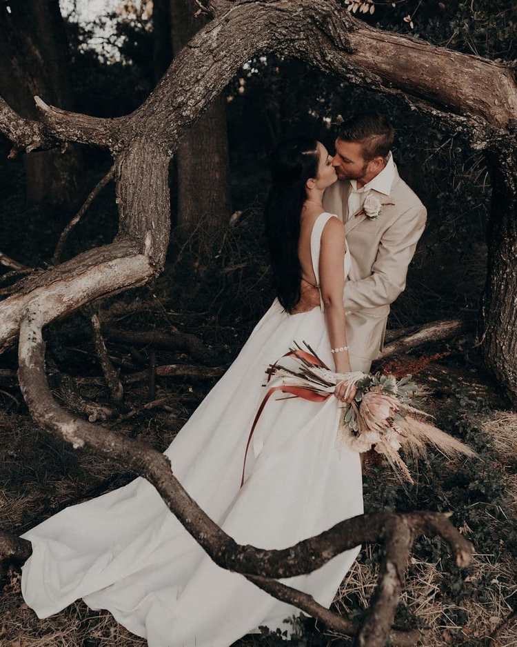 Dlhá svadobná kytica z protea a okrasných tráv