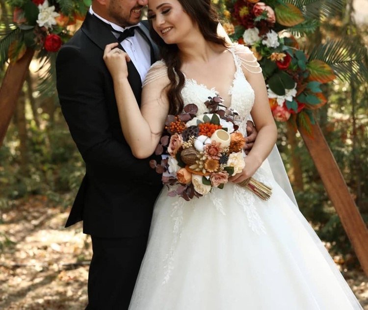 Svadobná kytica na jesennú svadbu z čerstvých a sušených kvetov v oranžových tónoch