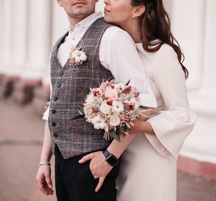 Svadobná kytica a boutonniere s bavlnenými a červenými akcentmi