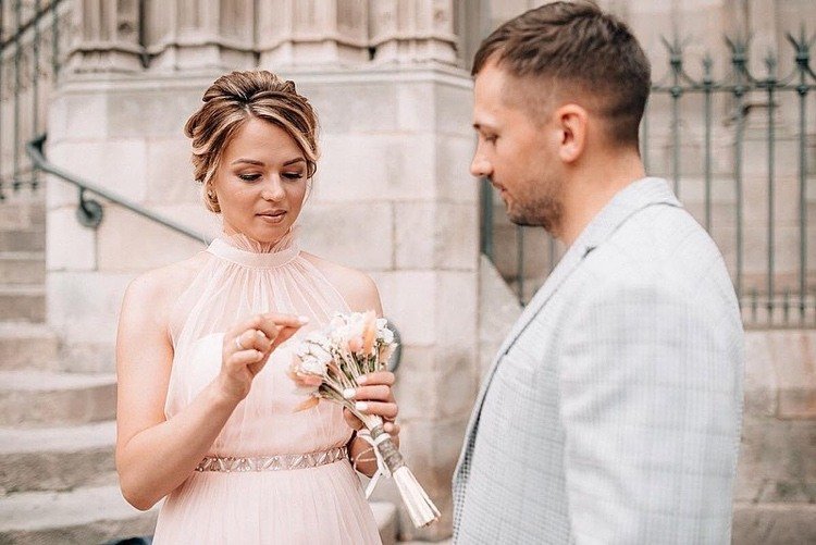 Tylové šaty v ružovej farbe pre matriku a malú svadobnú kyticu zo sušených kvetov