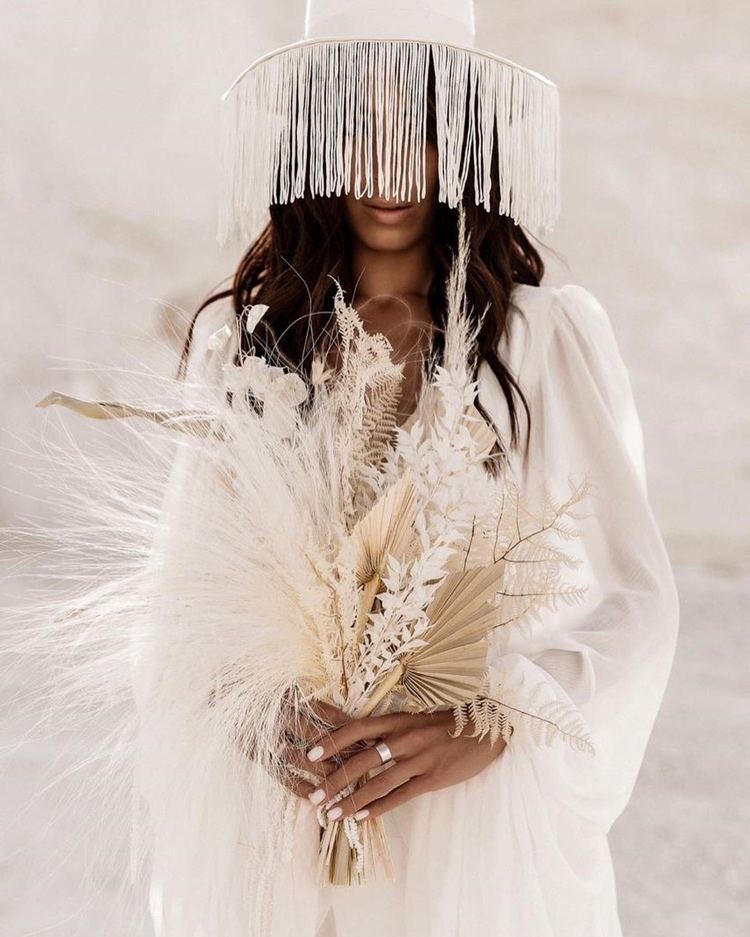 Svadobná kytica v prírode v béžovej a bielej farbe na boho svadbe