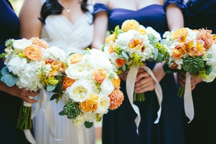 Svadobná nevesta s jesennou kyticou Kytica fotografií svadobnej nevesty