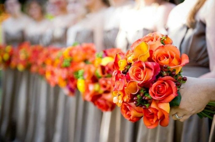 Družička aranžujúca kyticu ruží Kytica ruží usporiadať nápady