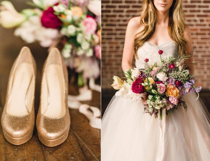 Kytica kvetov si sama zaväzuje vysoké podpätky kravata vysoké topánky lodičky zlaté