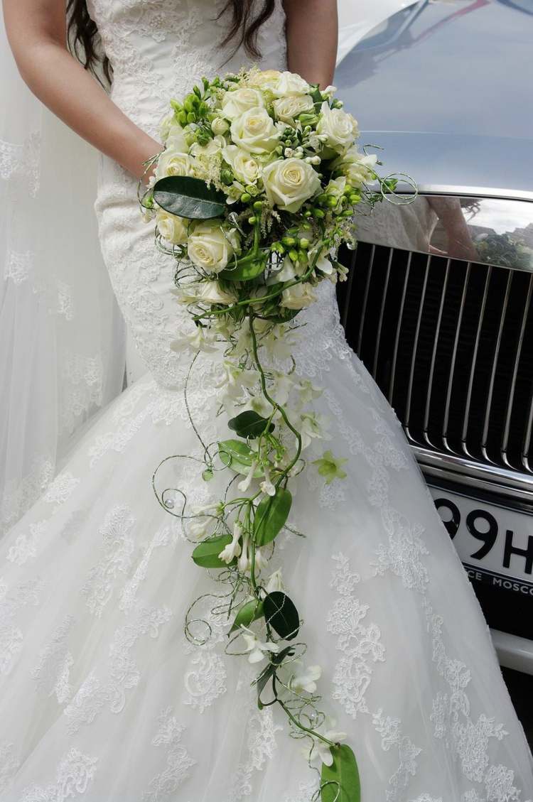 biele ruže dlhá kytica vodopádu biela zelená